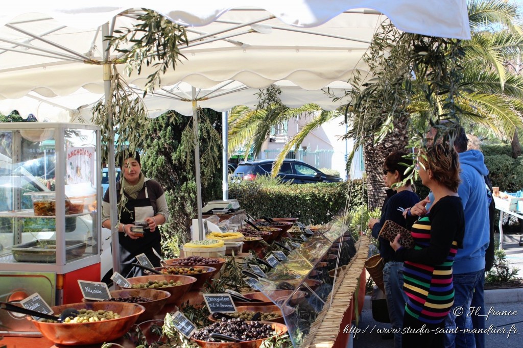 Saint Mandrier sur mer, le marché (stand de vente d'olives)