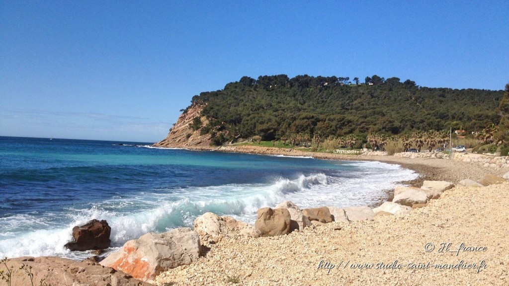 Plage de la Coudoulière et collines de Saint Mandrier-sur-Mer (Var)