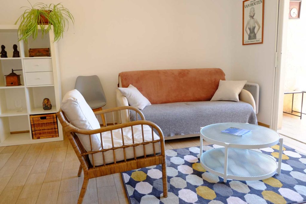 Salon de l'appartement de vacances situé au cœur du village de Saint Mandrier et à deux pas des plages
